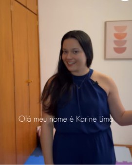 Karine de vestido azul em um vídeo em que se apresenta, com a legenda Olá, meu nome é Karine Lima